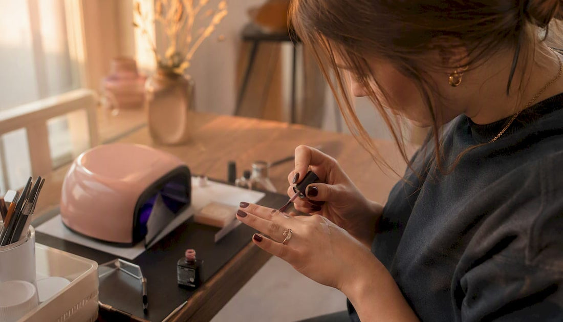 Thuis snel een gelmanicure aanbrengen: handen in actie