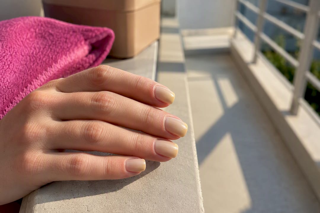 Lichte gelgel manicure in fel zonlicht