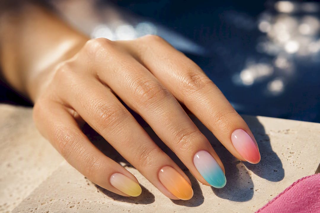 Zomerse gellakmanicure in zachte, trendy kleuren