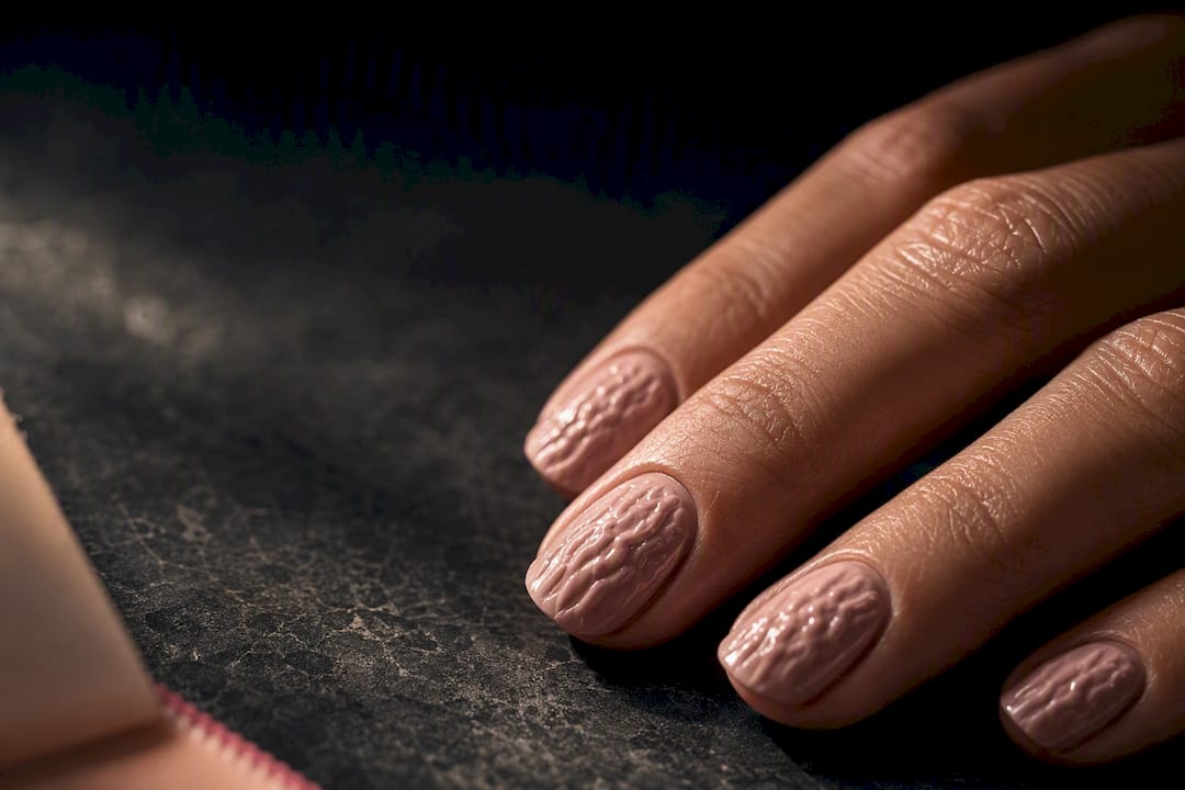 Close-up van gerimpelde gellak op nagels